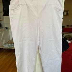 NWT Crown & Ivy Capri Pants- White